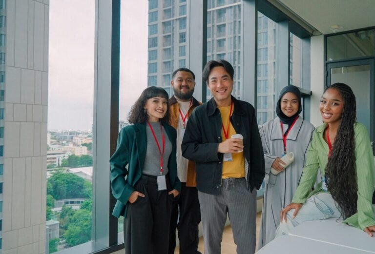 A group of colleagues showing cultual diversity in the workplace